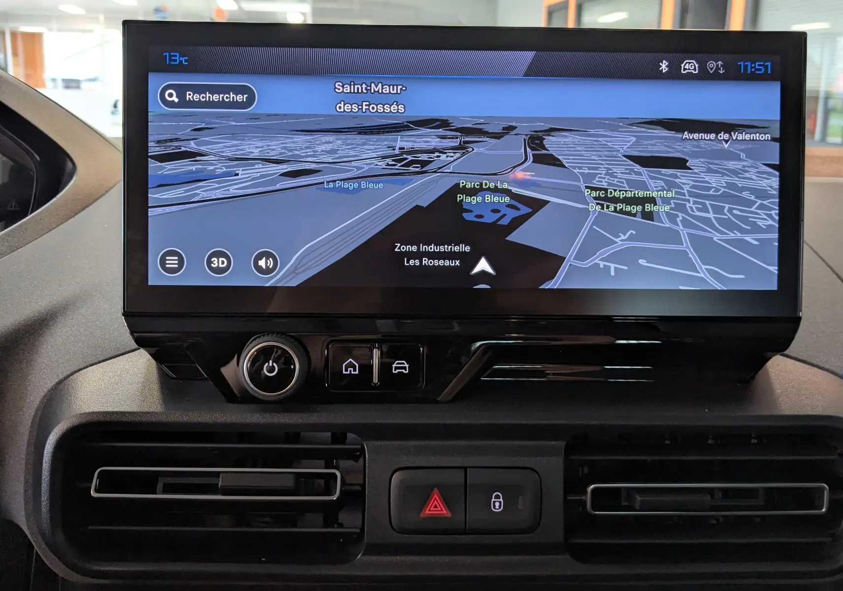 Vue rapprochée de l’écran tactile central du Peugeot Rifter gris Artense 2025 avec navigation GPS affichée.