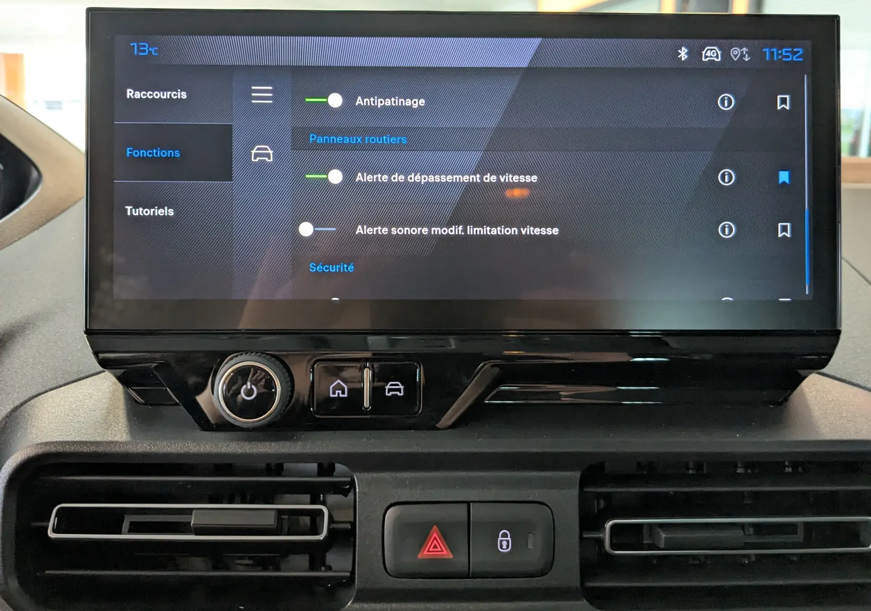 Écran tactile central du Peugeot Rifter 2025 gris Artense, vue frontale du tableau de bord avec commandes de sécurité affichées.