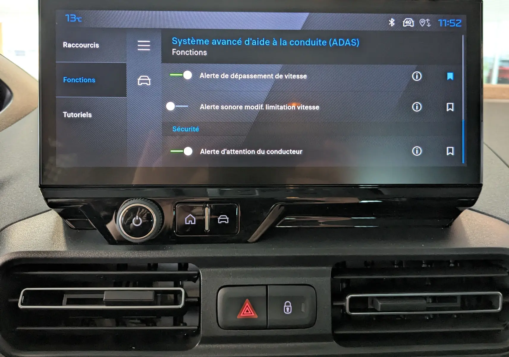 Écran tactile central du Peugeot Rifter 2025 affichant les réglages du système avancé d’aide à la conduite, avec commandes et aérateurs en dessous.