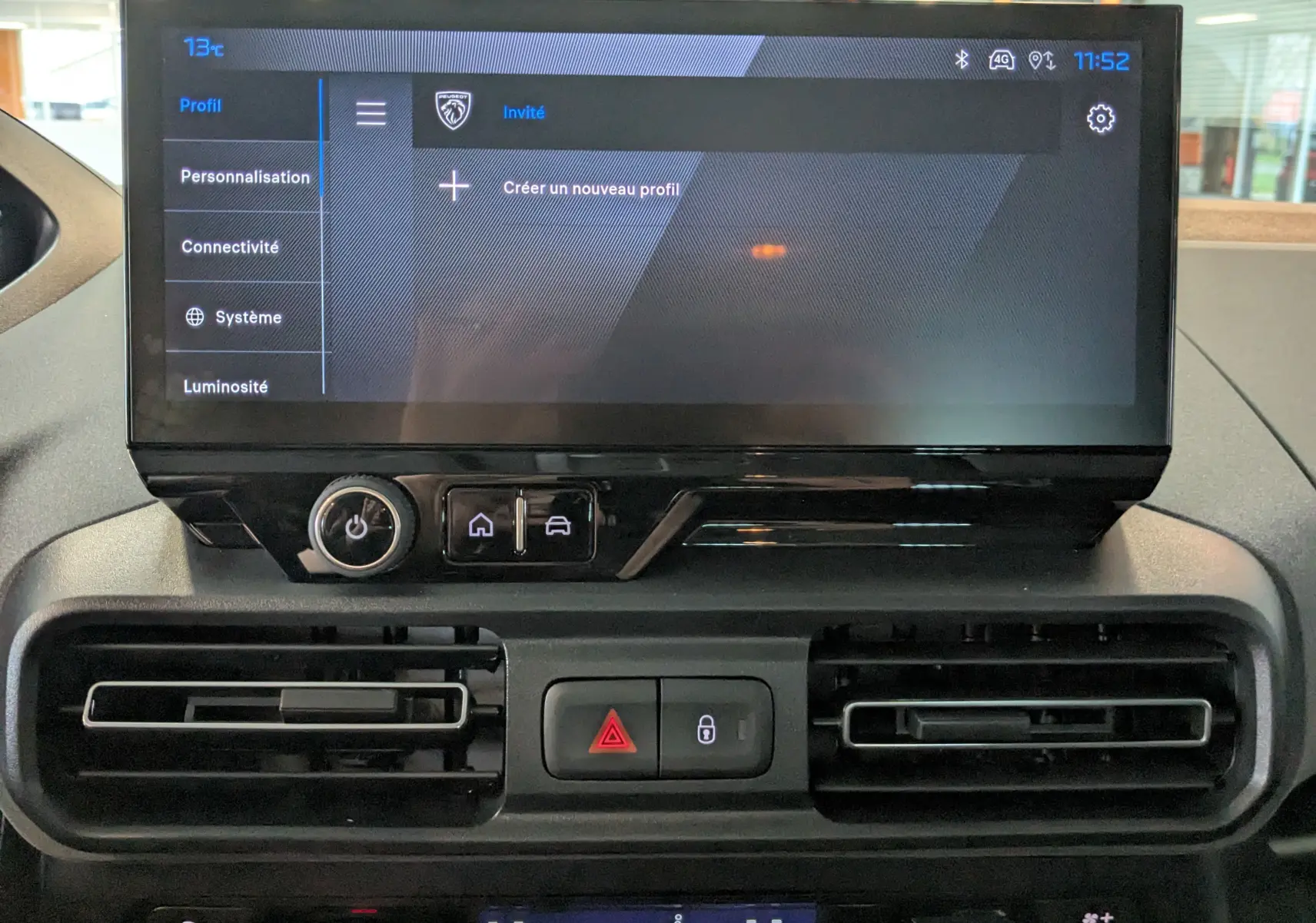 Écran tactile central du Peugeot Rifter 2025 gris Artense, vue rapprochée du tableau de bord avec commandes et aérateurs.