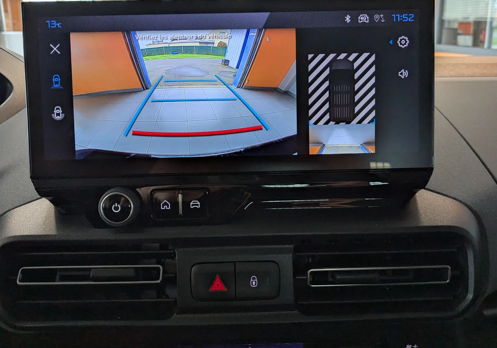 Écran central du Peugeot Rifter 2025 montrant la caméra de recul avec lignes de guidage et vue 360° intérieure.