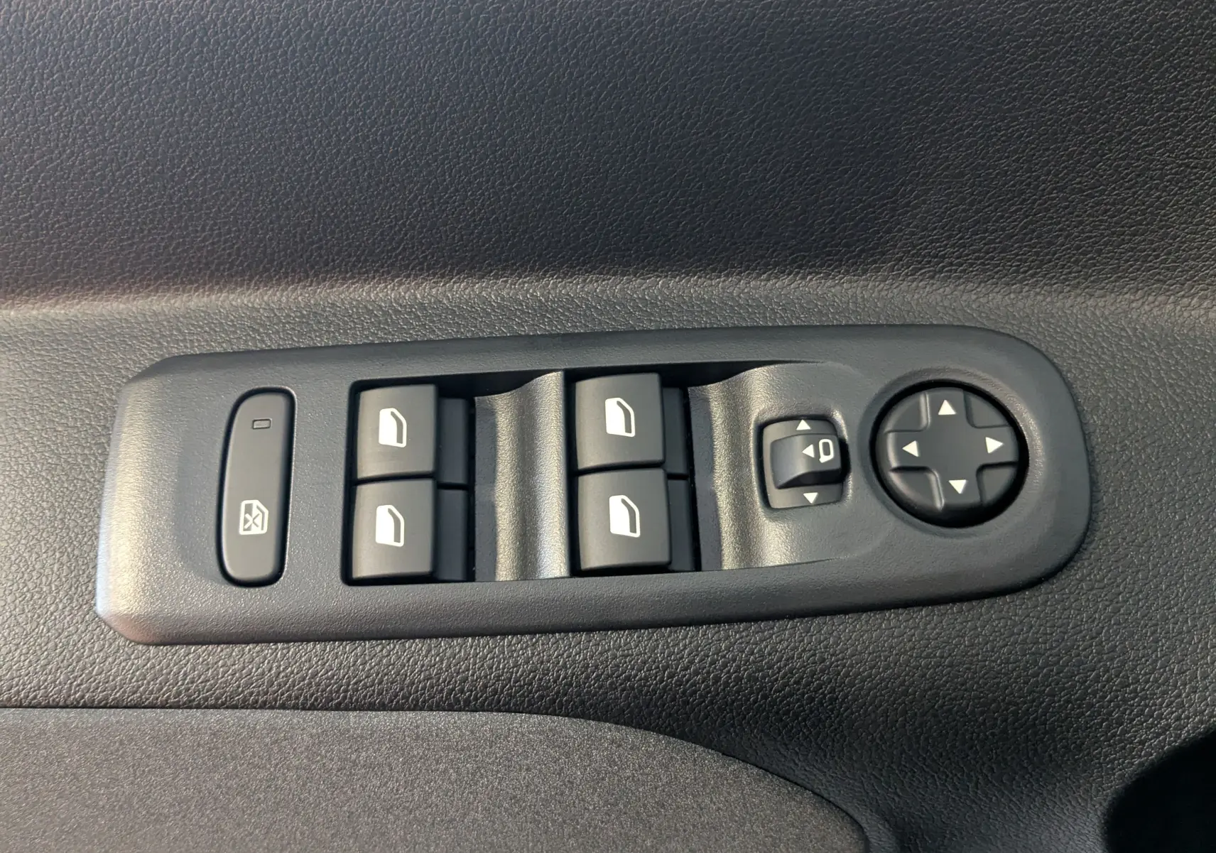 Panneau de commandes des vitres et rétroviseurs côté conducteur du Peugeot Rifter gris Artense, intérieur tissu noir.