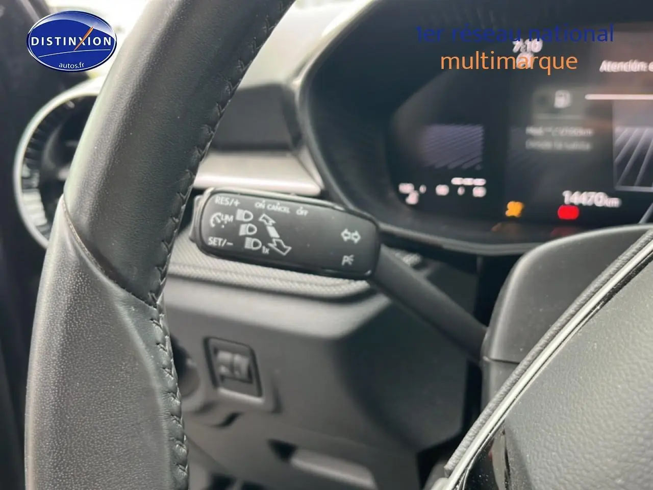 Gros plan sur le volant cuir noir et le combiné d'instruments numérique de la Skoda Fabia 1.0 TSI Evo2 95 Selection.