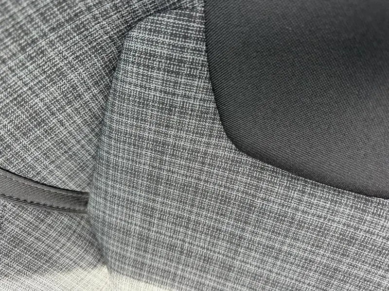 Détail du tissu gris à motif croisé et noir sur un siège avant du Volvo XC60 T6 AWD 2024.