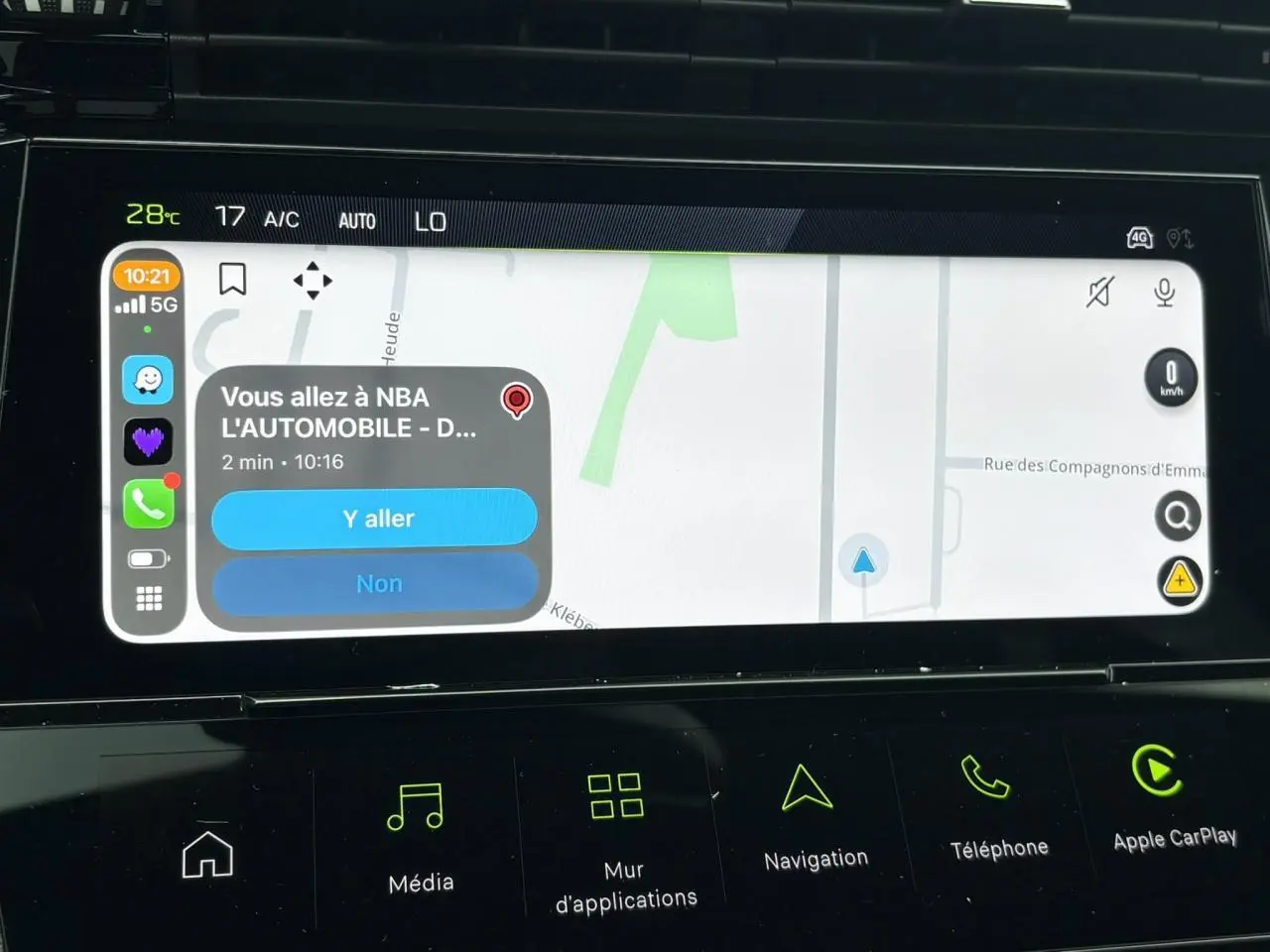 Écran tactile de navigation Peugeot 308 SW 2026 affichant itinéraire avec interface Apple CarPlay.