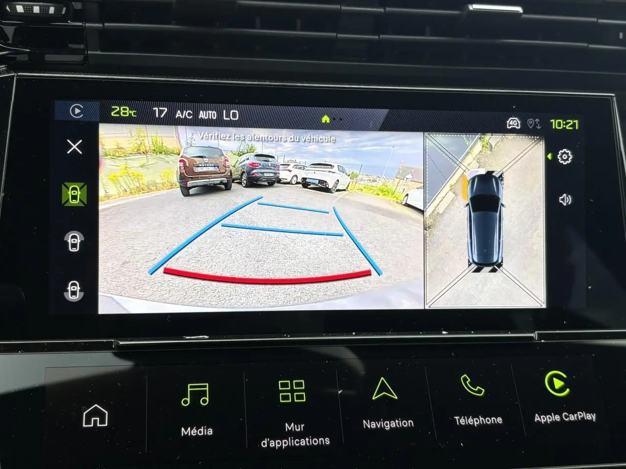 Écran de caméra de recul et vue 360° du Peugeot 308 SW gris Sélénium, affichage tableau de bord intérieur.