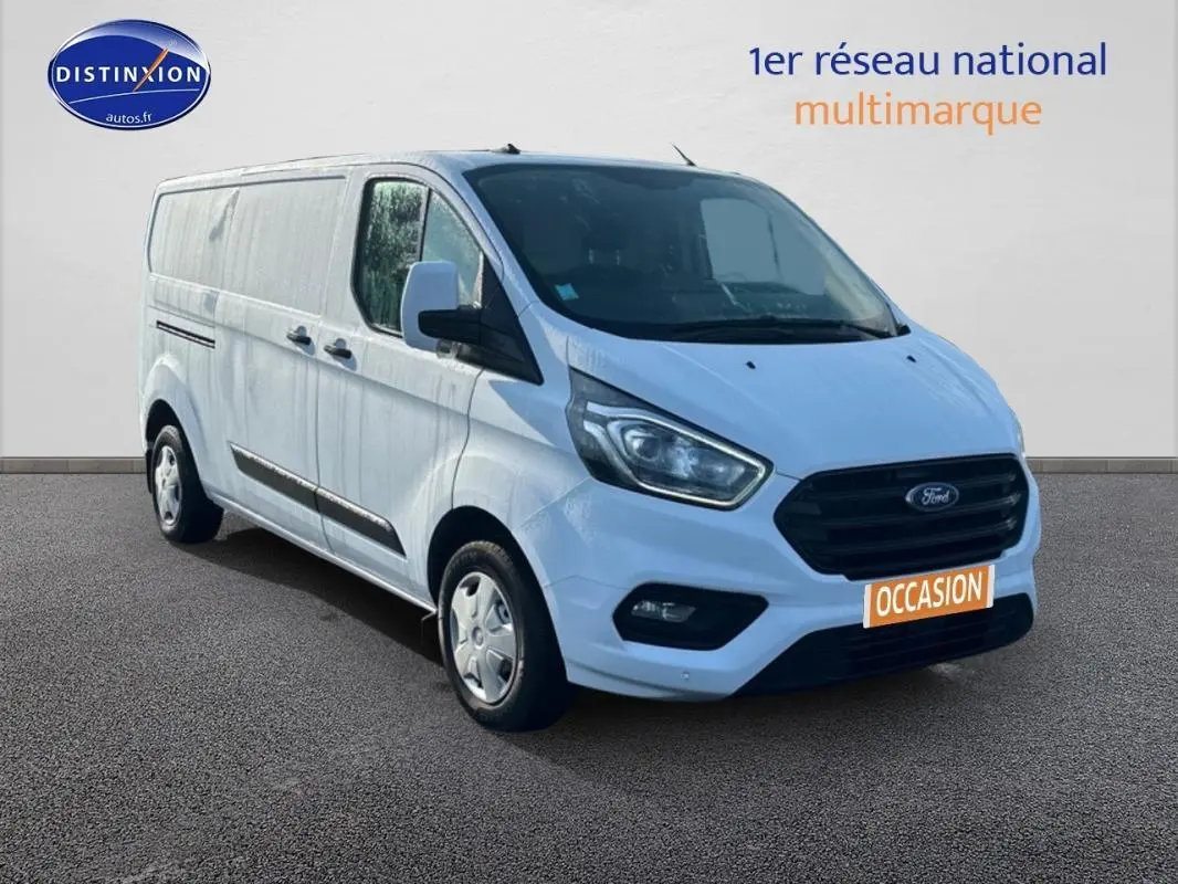 Vue 3/4 avant droite du Ford Transit Custom blanc, fourgon utilitaire avec calandre noire et jantes acier.