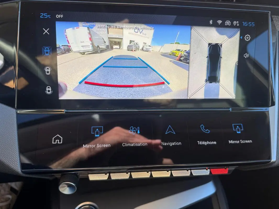 Vue intérieure de l'écran tactile du Peugeot 408 Hybrid noir 2025 montrant la caméra de recul et l'affichage 360° du véhicule.