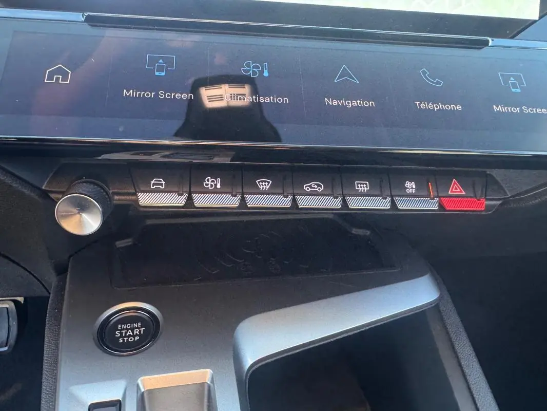 Vue rapprochée de la console centrale du Peugeot 408 Hybrid 145 Allure 2025, avec écran tactile et boutons de commande.