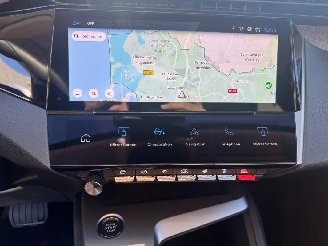 Vue rapprochée de l’écran tactile central et des commandes du tableau de bord du Peugeot 408 Hybrid 145 noir, année 2025.