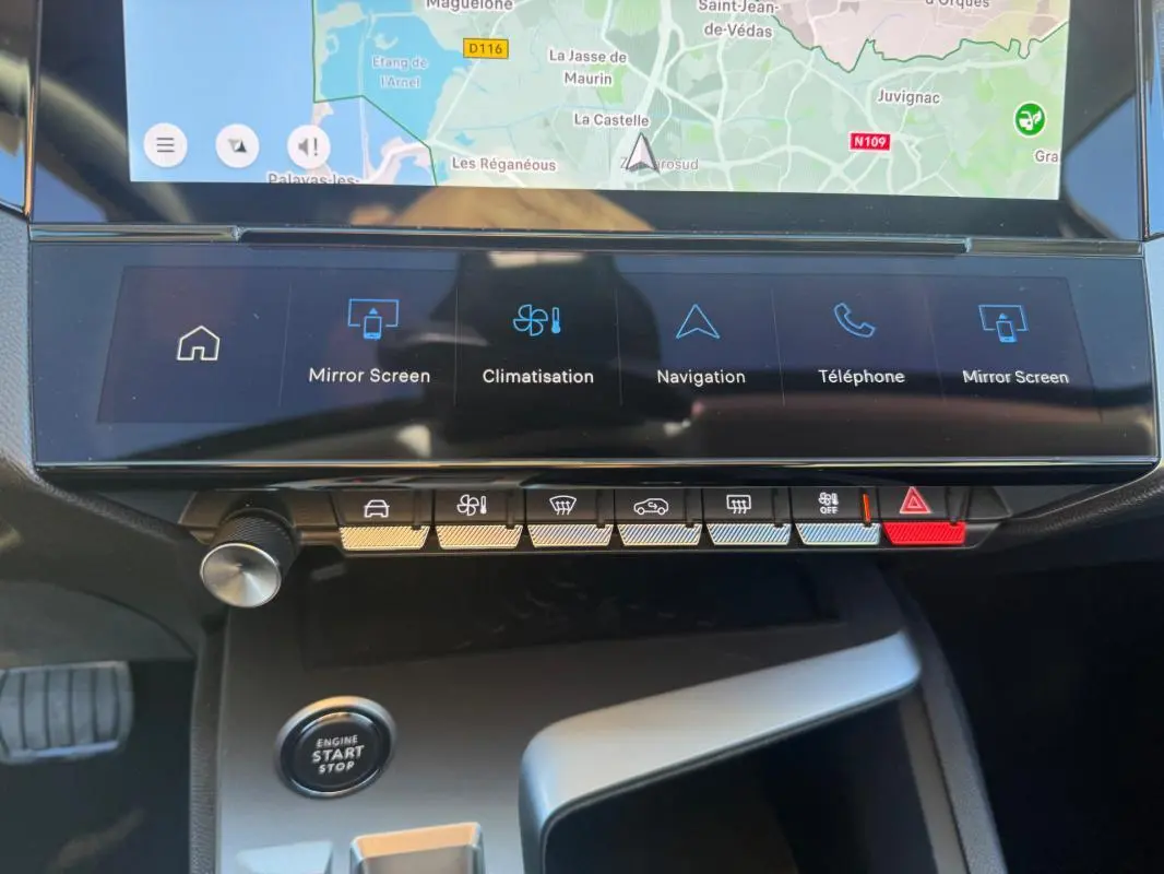 Vue rapprochée de la console centrale du Peugeot 408 Hybrid 145 Allure 2025, écran tactile avec navigation et commandes climatisation.