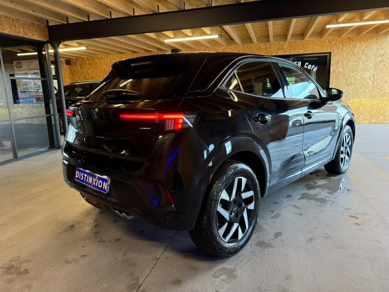 Opel Mokka noir vue 3/4 arrière droit, feux LED allumés et jantes alliage diamantées 17 pouces.