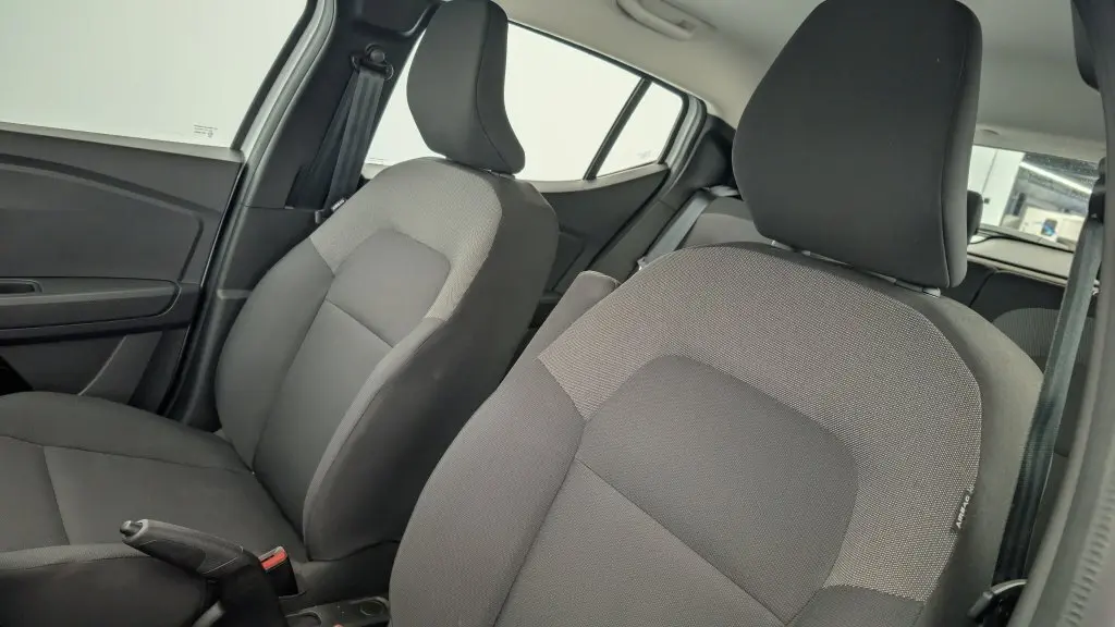 Vue intérieure rapprochée des sièges avant gris foncé de la Dacia Sandero ECO-G 100, finition Essentiel.