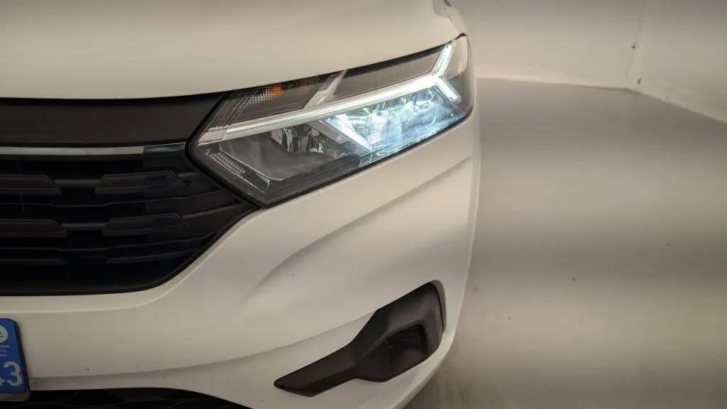 Gros plan sur l'avant droit blanc de la Dacia Sandero 2022 avec phare LED et calandre noire.