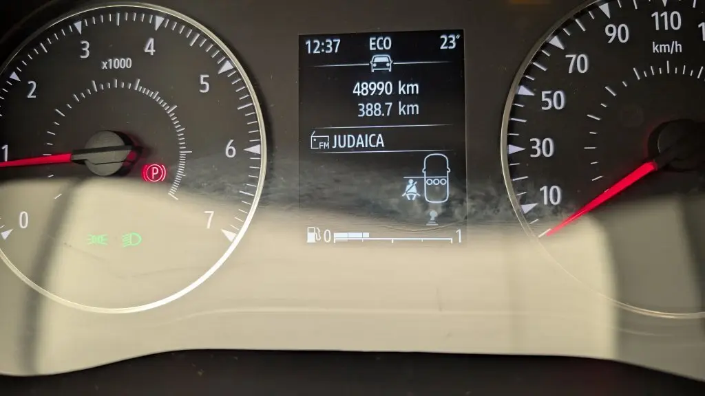 Gros plan sur le tableau de bord de la Dacia Sandero ECO-G 100 2022, affichant 48 990 km et mode ECO activé.
