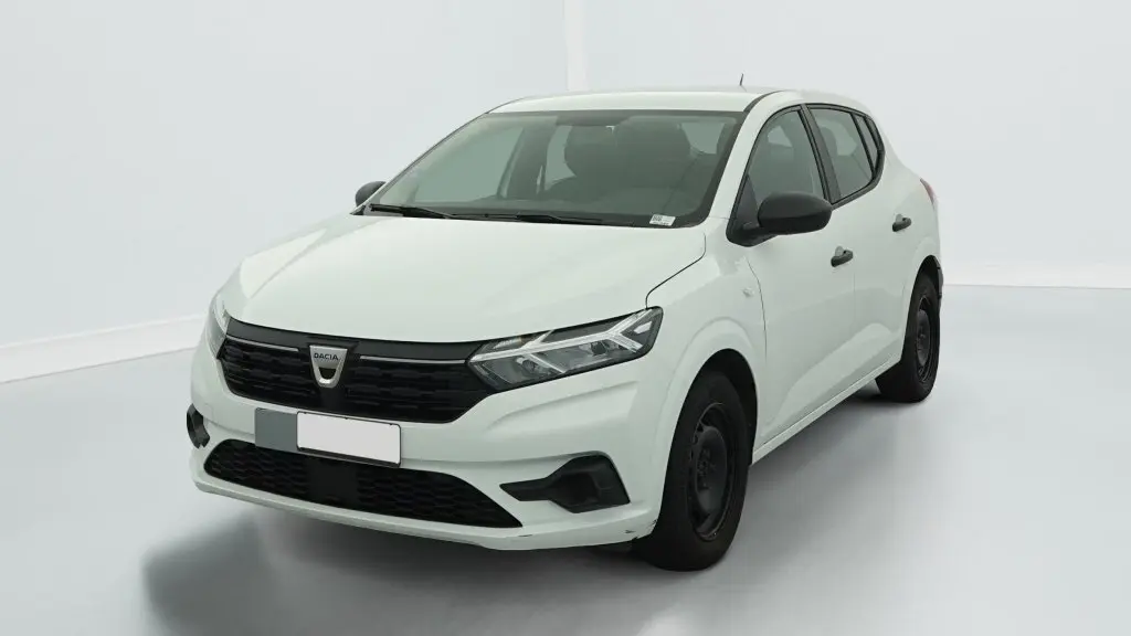 Dacia Sandero ECO-G 100 blanc en 3/4 avant droit, avec calandre noire et jantes tôles 15 pouces.