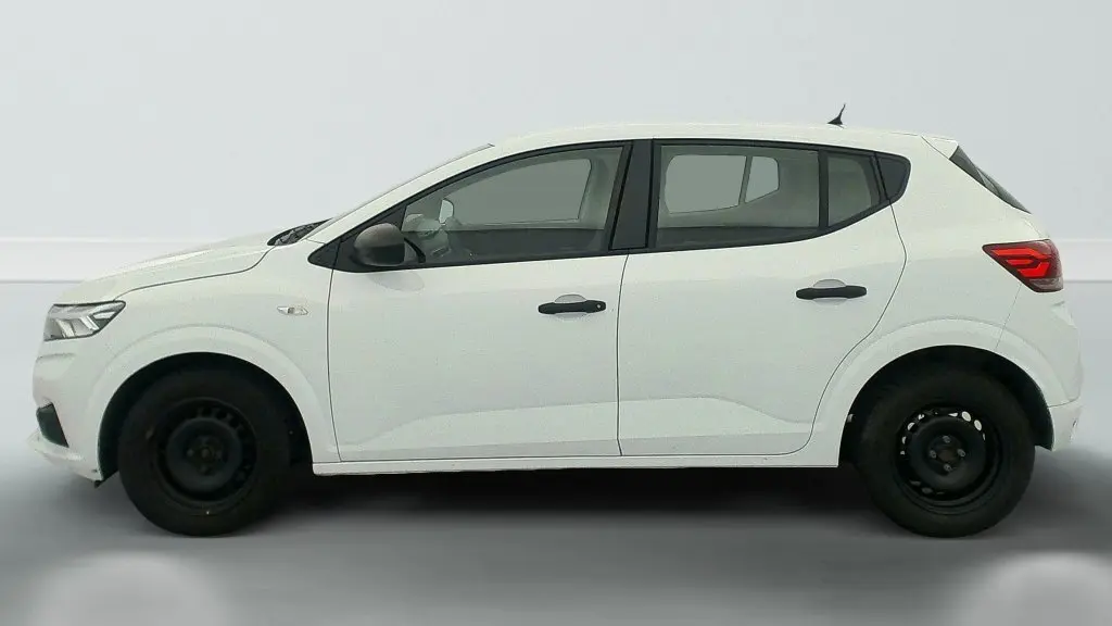 Profil côté gauche d'une Dacia Sandero blanche 2022 avec roues tôle noires et vitres teintées sur fond neutre.