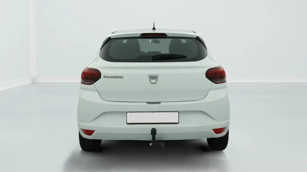 Vue arrière d'une Dacia Sandero blanche 2022 avec attelage et feux arrière à signature lumineuse en Y.