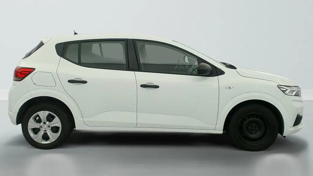 Vue latérale gauche d'une Dacia Sandero blanche 2022 avec jantes tôle 15 pouces et poignées noires.