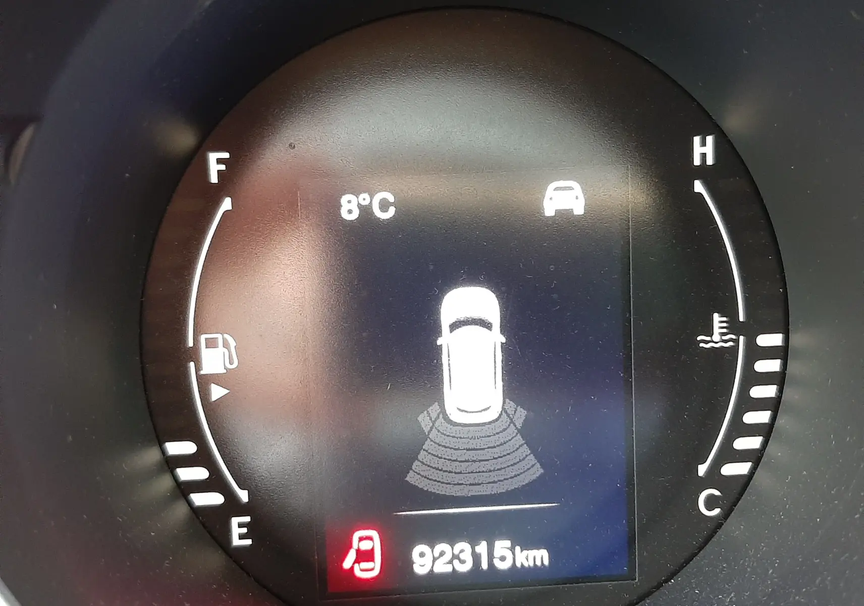 Affichage du tableau de bord du Fiat 500X rouge 2016 montrant la jauge carburant, température moteur et compteur à 92 315 km.