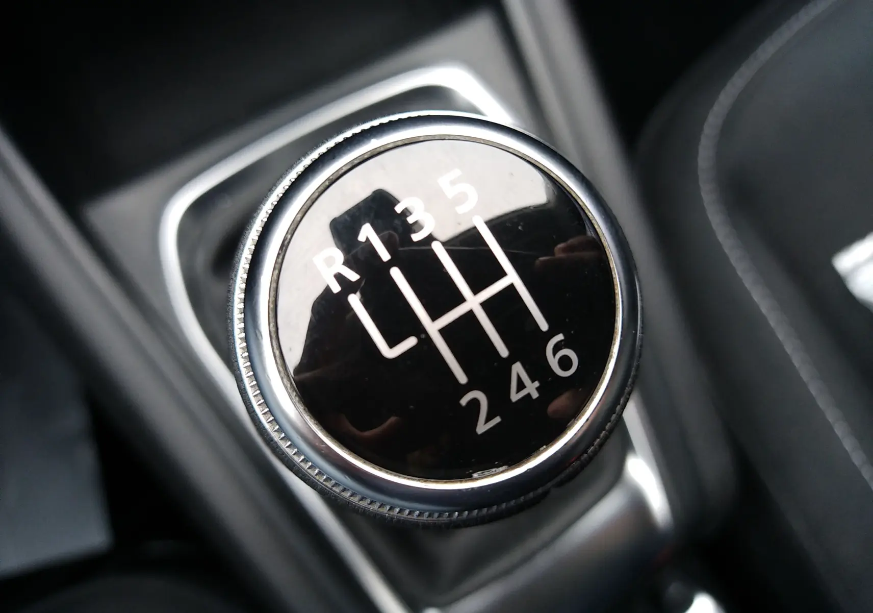 Gros plan sur le pommeau de la boîte manuelle noire du Renault Captur 1.0 TCE 90ch Business de 2021.