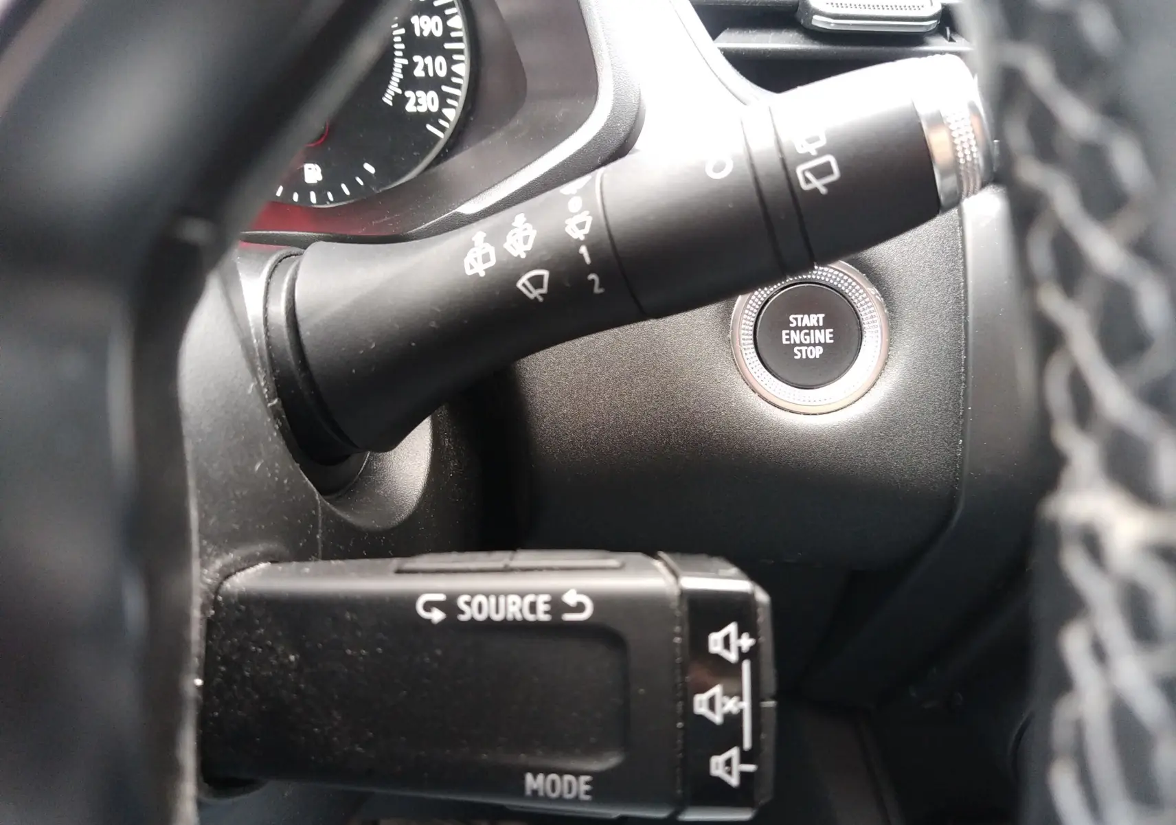 Détail de l’intérieur du Renault Captur 2021 noir, bouton start engine stop et commandes au volant visibles côté gauche.