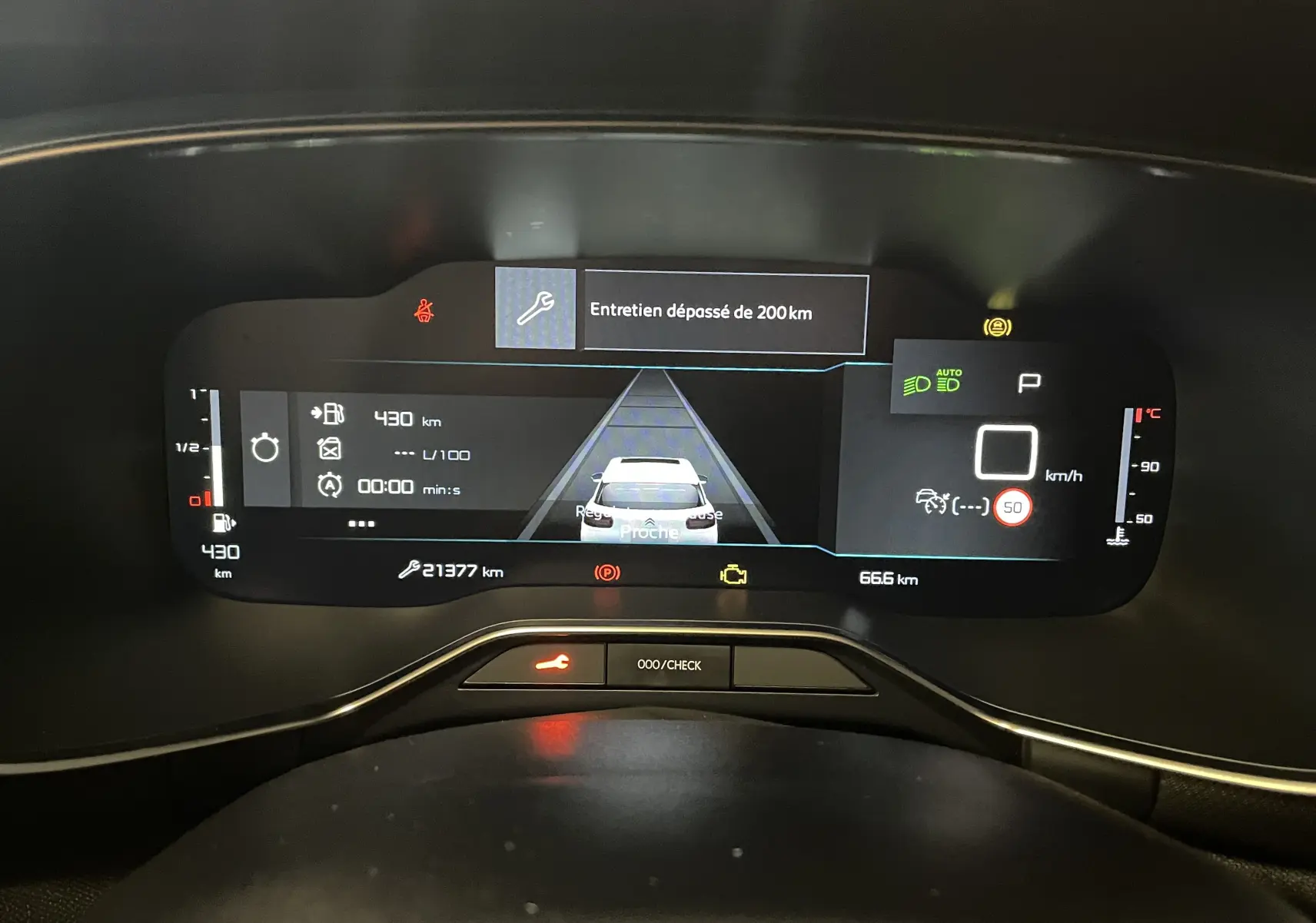 Tableau de bord numérique du Citroën C5 Aircross 2024 affichant l'entretien dépassé et les alertes de conduite.