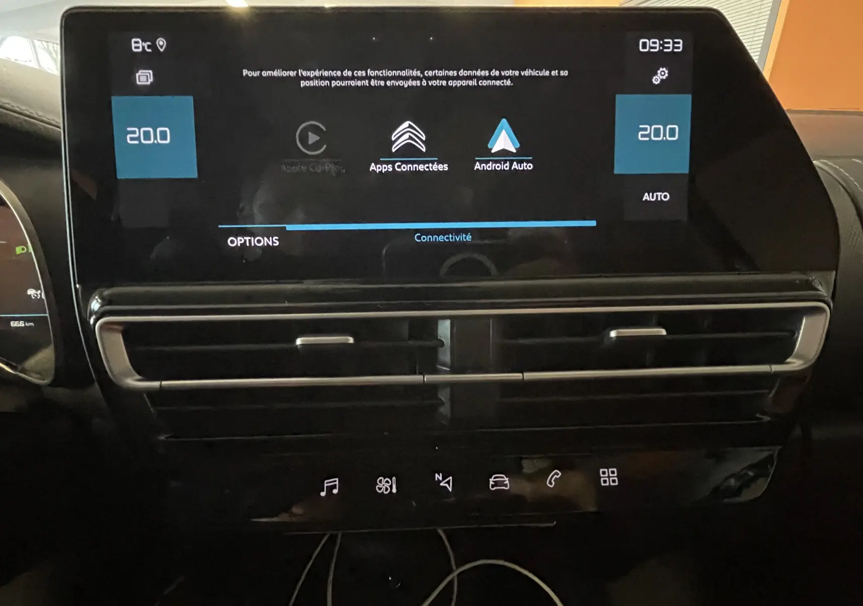 Vue rapprochée de l’écran tactile central du Citroën C5 Aircross noir 2024, affichant les options connectées et la climatisation.