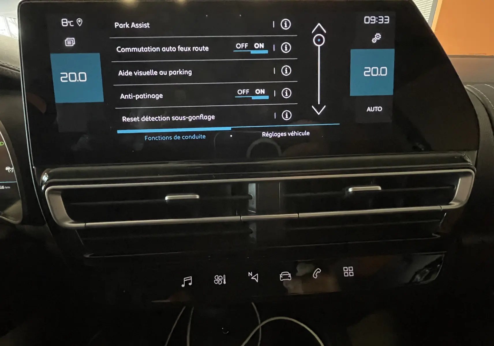 Écran tactile central du tableau de bord du Citroën C5 Aircross 2024 noir, affichant les réglages d'aide à la conduite.