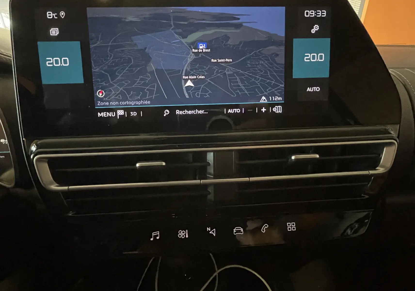 Vue rapprochée de l’écran central du tableau de bord du Citroën C5 Aircross 2024 noir, affichant la navigation GPS et la climatisation automatique.