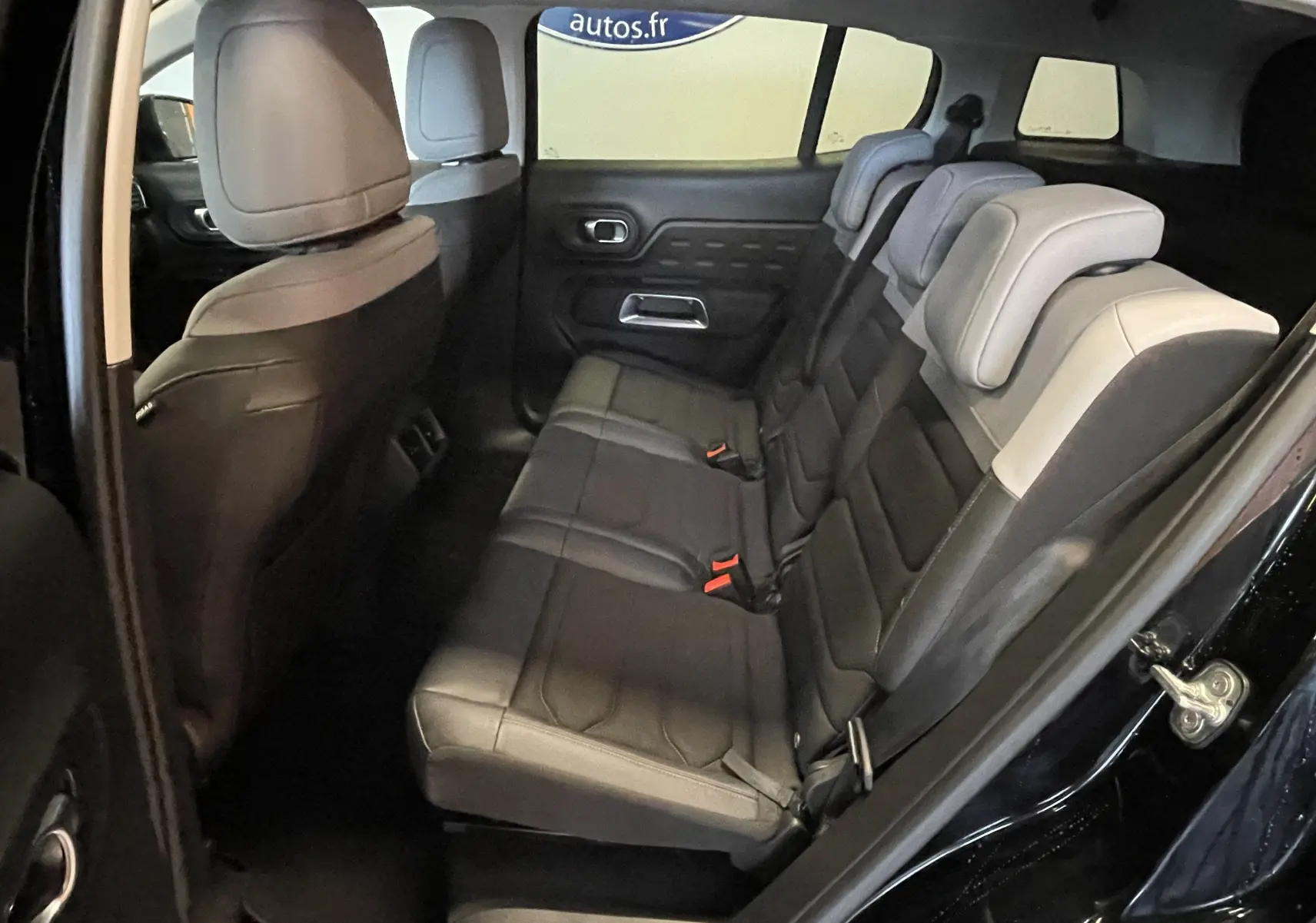 Vue intérieure côté droit des sièges arrière en tissu effet cuir gris du Citroën C5 Aircross noir 2024.