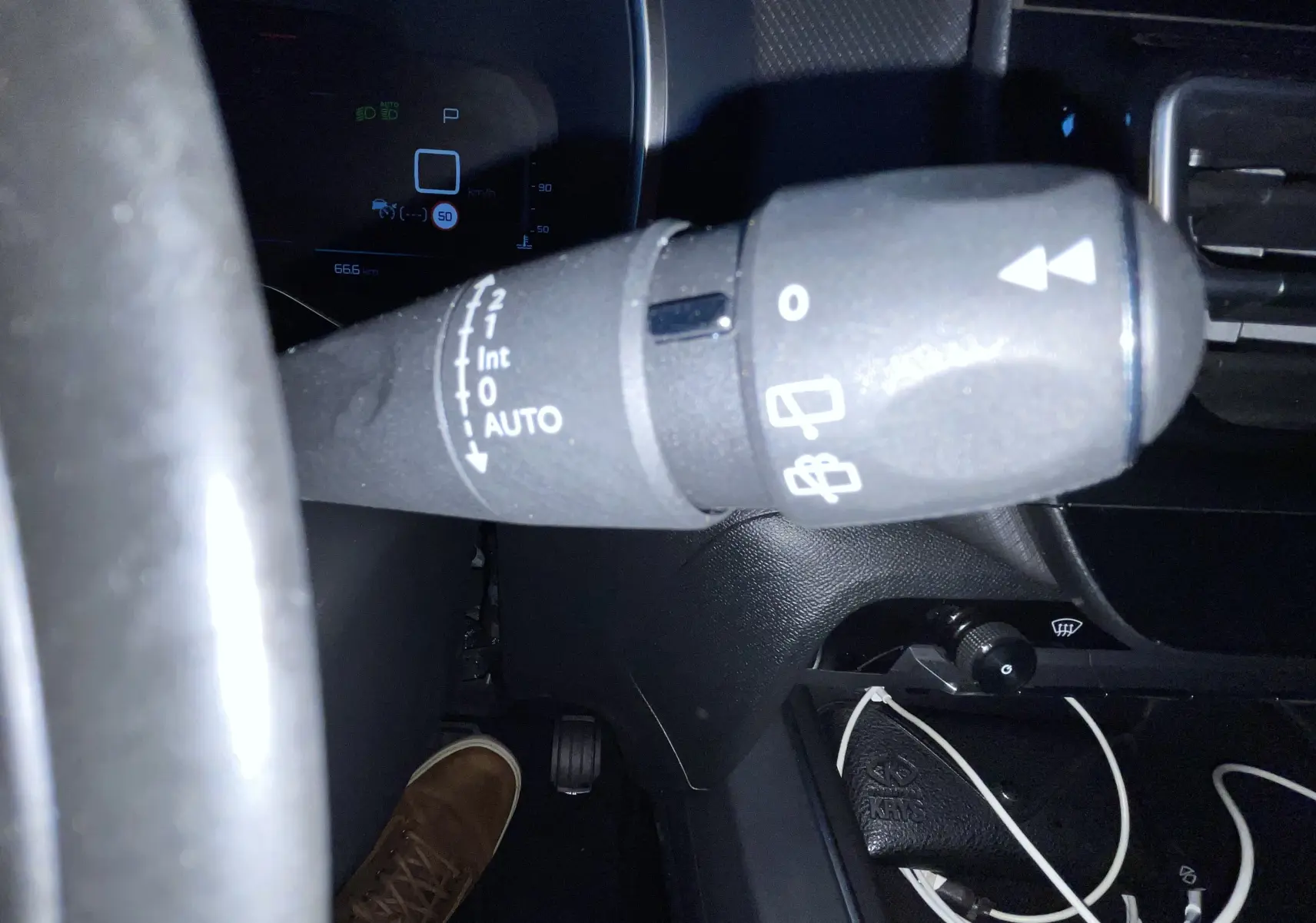 Gros plan sur la commande d’essuie-glace à gauche du volant dans l’habitacle noir du Citroën C5 Aircross 2024.