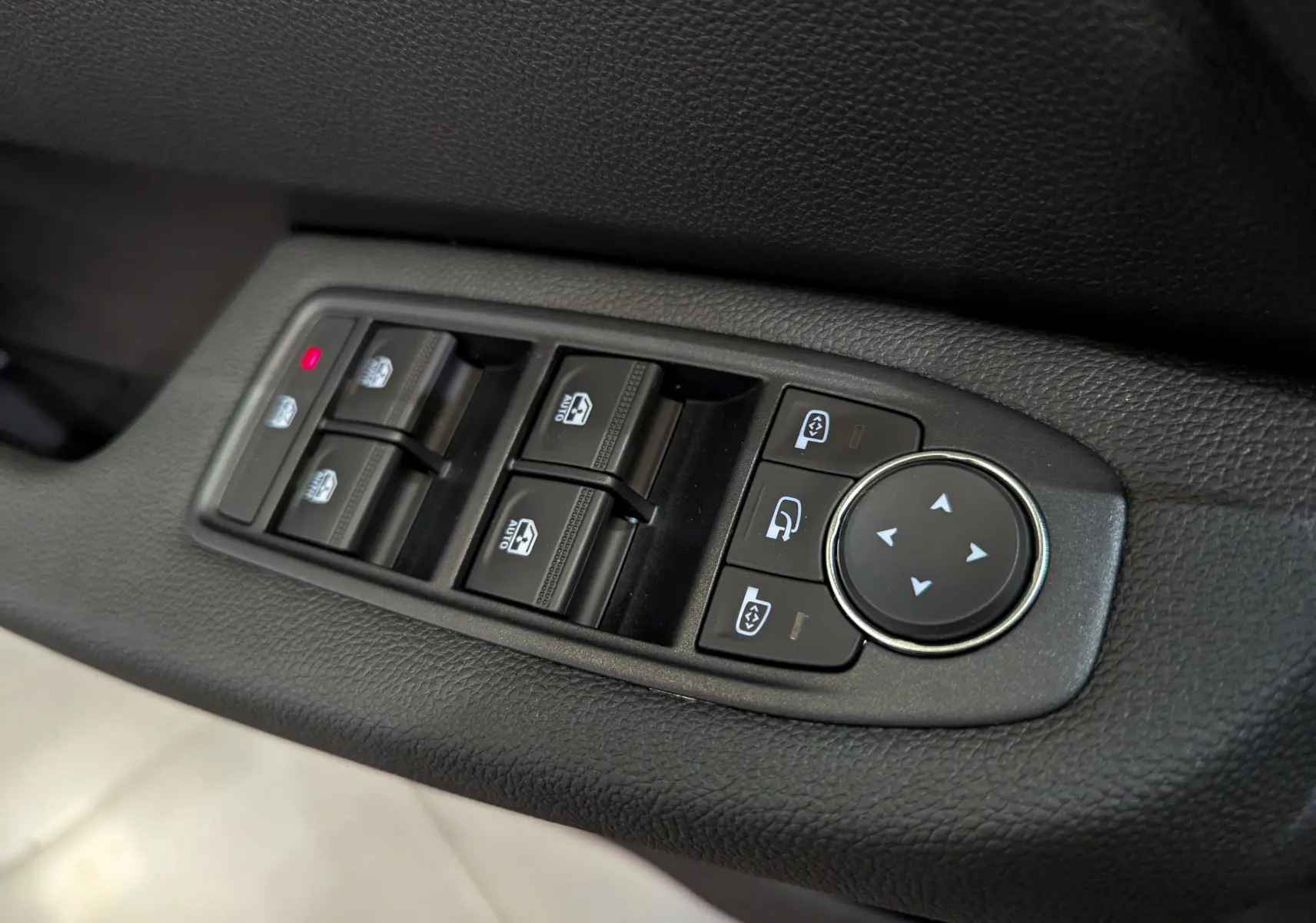 Commande des vitres électriques et réglage des rétroviseurs côté conducteur dans une Renault Clio V Gris Rafale 2025.