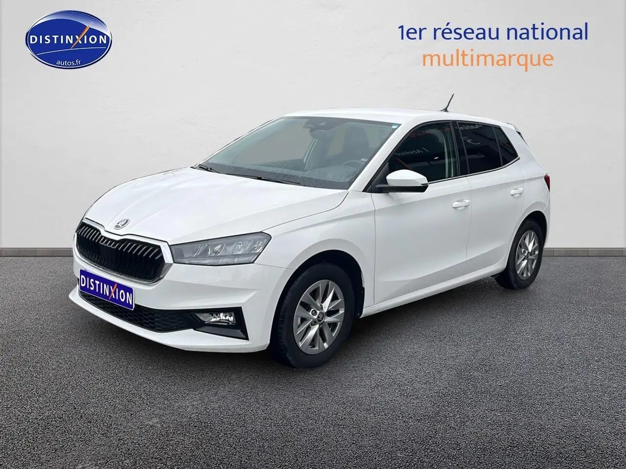Vue 3/4 avant droite d'une Skoda Fabia blanche 2025 avec jantes alu et calandre noire distinctive.