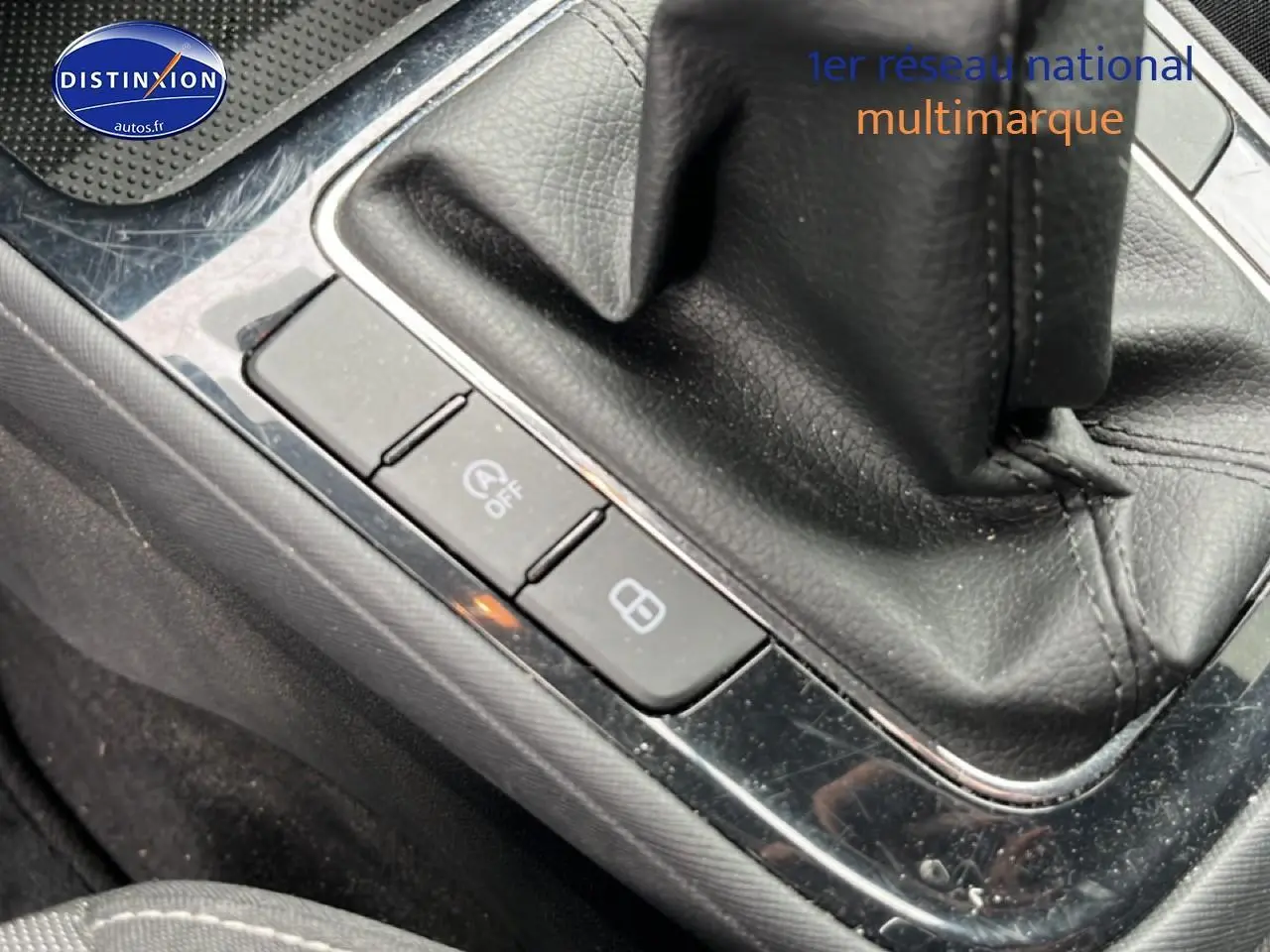 Gros plan sur la console centrale avec levier de vitesses cuir et boutons de commande sur Skoda Fabia blanche 2025.