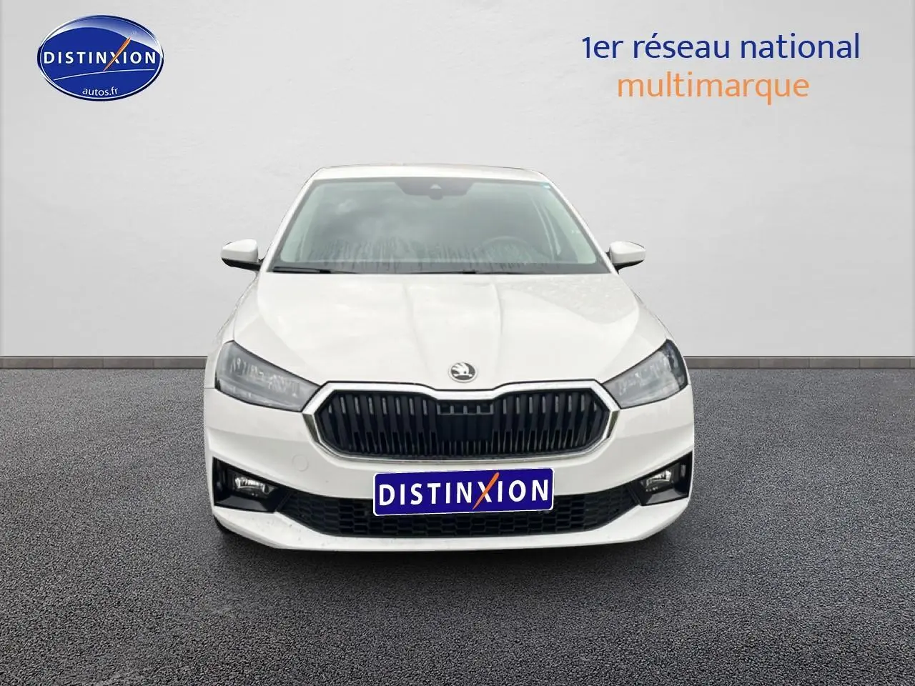 Vue avant d'une Skoda Fabia blanche 2025 avec calandre noire et phares LED distinctifs.