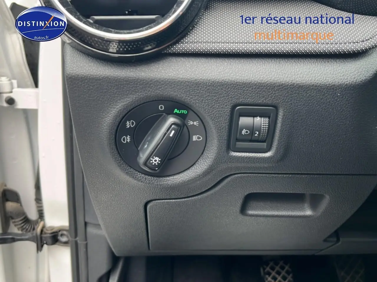 Détail du tableau de bord côté gauche avec commande des phares sur Skoda Fabia blanche 2025.