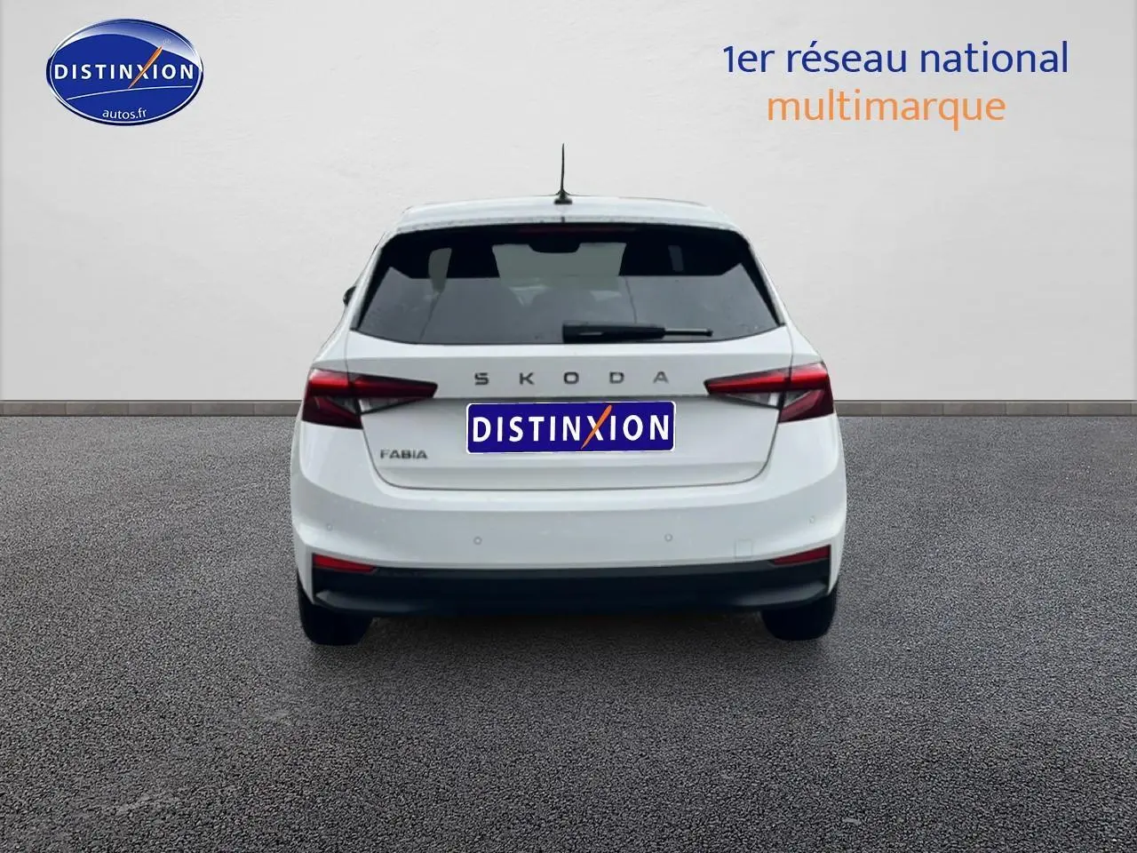 Vue arrière d'une Skoda Fabia blanche 2025 avec feux arrière LED et becquet sur fond neutre.