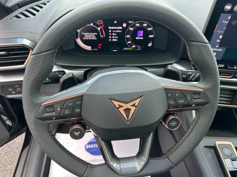 Vue rapprochée du volant cuir perforé noir et du tableau de bord digital du CUPRA Formentor 2.0 TDI 150ch V DSG7 2025.