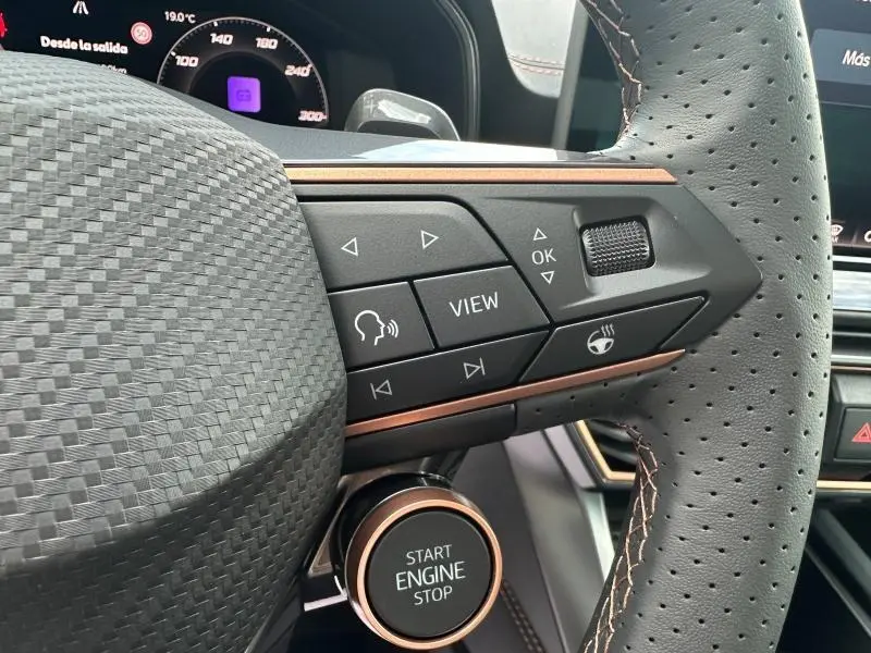Gros plan sur la partie droite du volant cuir perforé du CUPRA Formentor noir, avec commandes multifonctions et bouton start/stop.