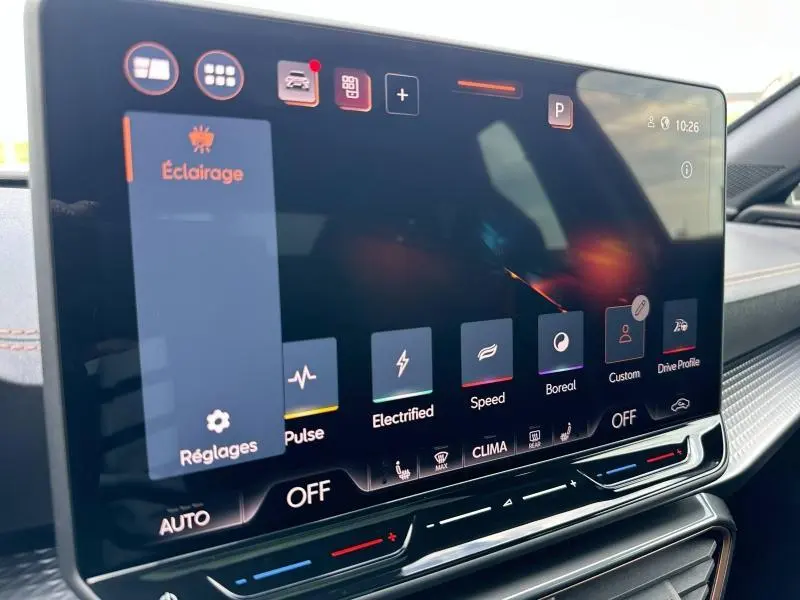 Écran tactile central intérieur du CUPRA Formentor 2.0 TDI 150ch, affichant le menu Éclairage et modes de conduite.