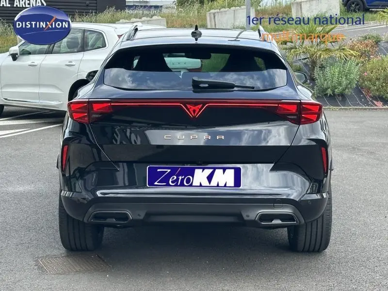 Vue arrière d'une CUPRA Formentor 2025 noir minuit métallisé avec feux LED et double sortie d'échappement intégrée.