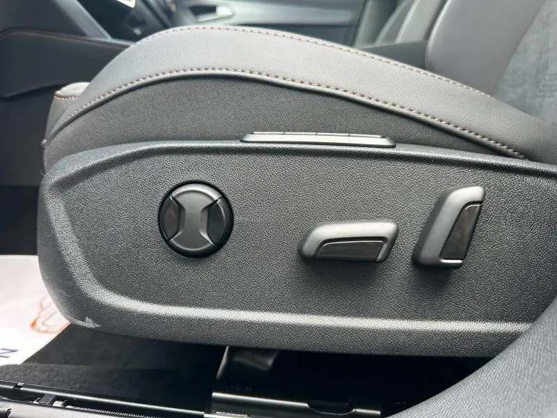 Gros plan sur les commandes de réglage électrique du siège avant en cuir noir du CUPRA Formentor 2025.