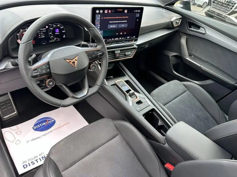 Vue intérieure côté conducteur du CUPRA Formentor 2.0 TDI 150ch 2025 avec volant cuir sport et écran tactile central.