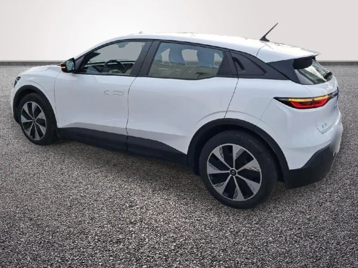Vue 3/4 arrière droite d'une Renault Mégane électrique blanche avec toit noir et jantes stylisées.