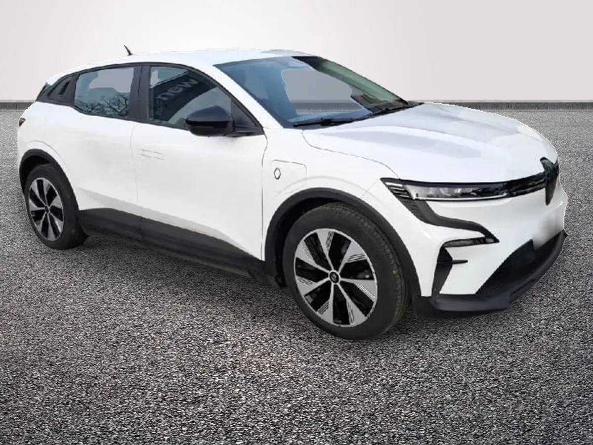 Renault Mégane électrique blanche vue en 3/4 avant droit, avec jantes noires et détails noirs contrastants.