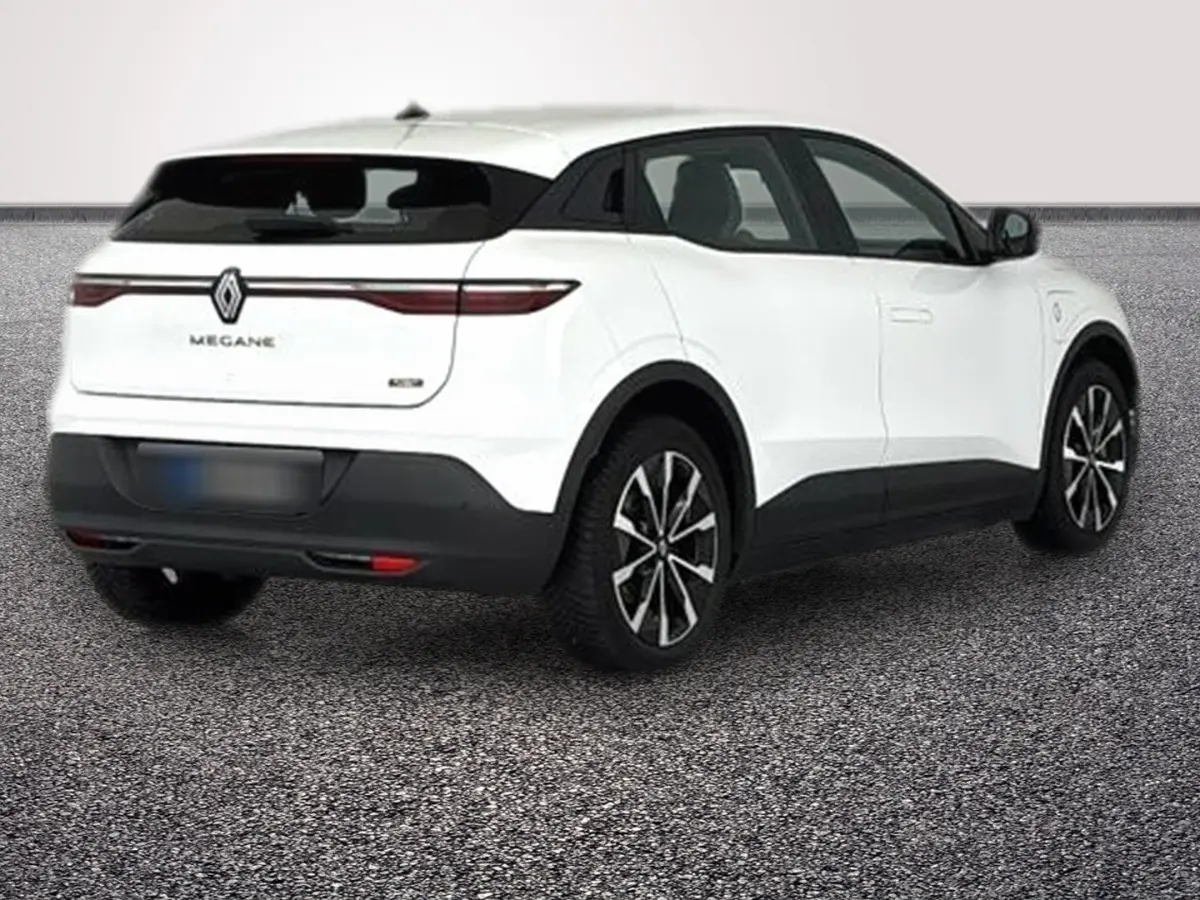 Renault Mégane électrique blanc vue 3/4 arrière droit avec jantes alu 18 pouces et bandeau lumineux arrière.