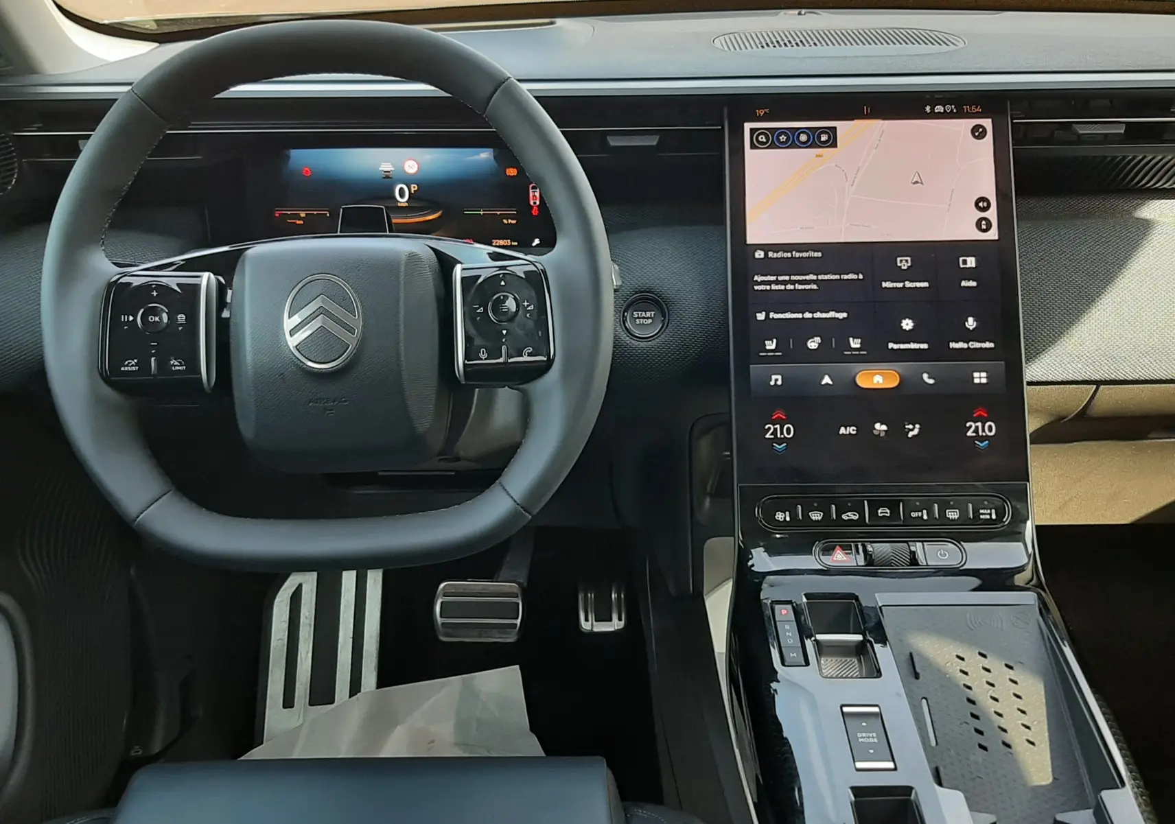 Vue intérieure centrée sur le volant et la grande console tactile verticale du Citroën C5 Aircross gris platinium.