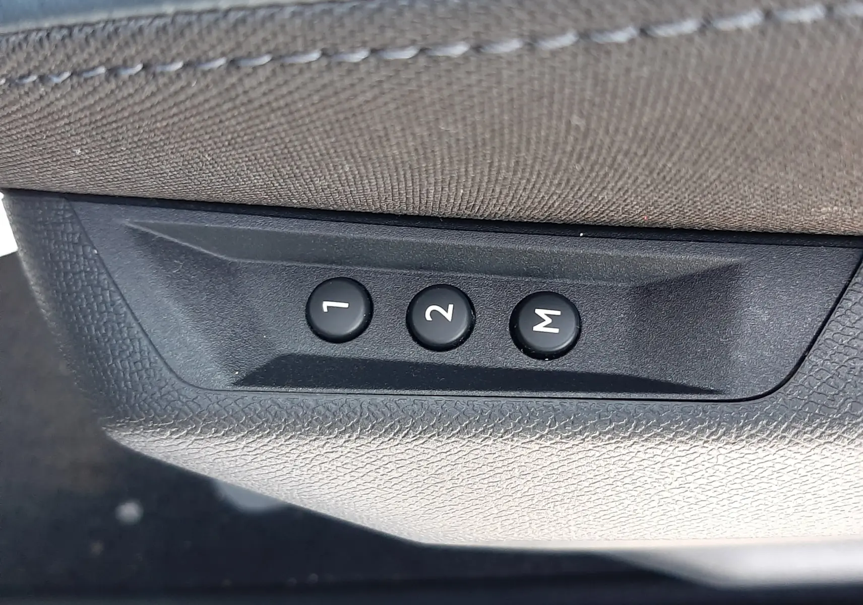 Gros plan sur les boutons de mémorisation des sièges noirs du Citroën C5 Aircross Hybride 145ch Max 2026.