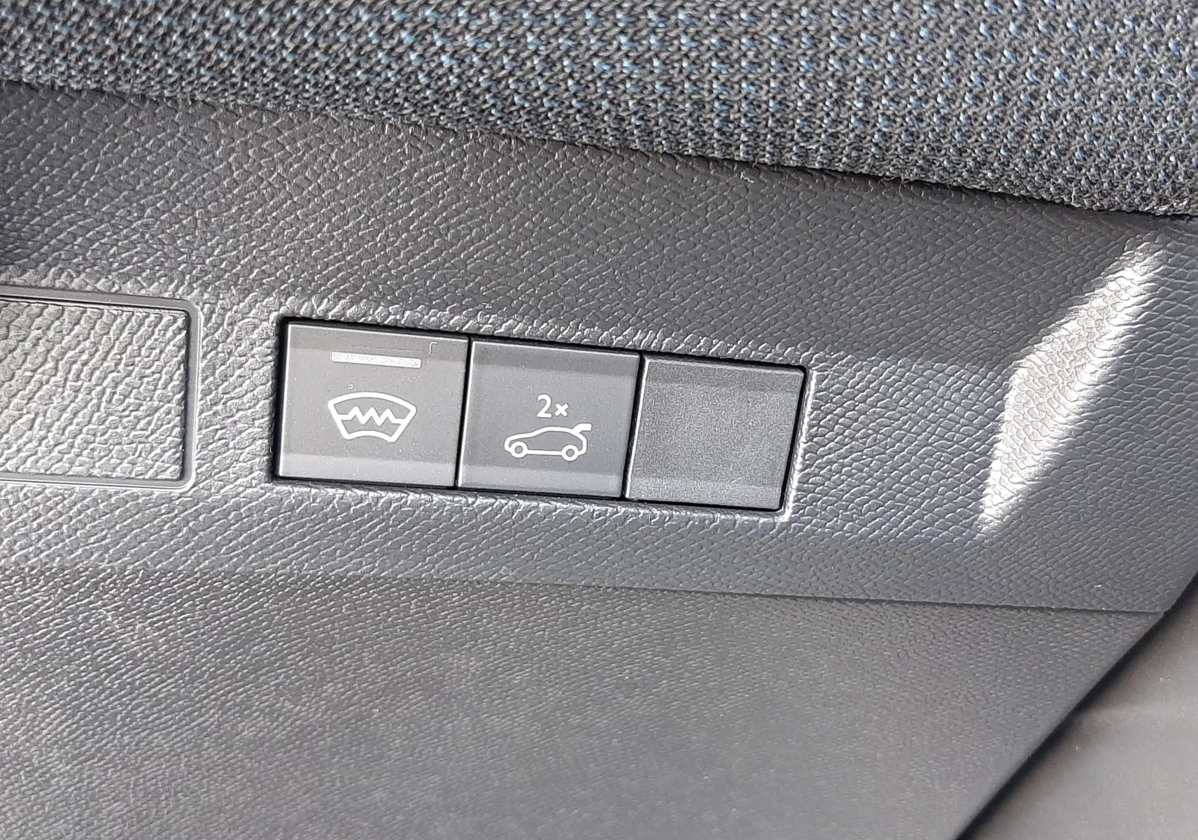Gros plan sur les boutons de commande du hayon et du dégivrage arrière dans l’habitacle du Citroën C5 Aircross gris platinium.
